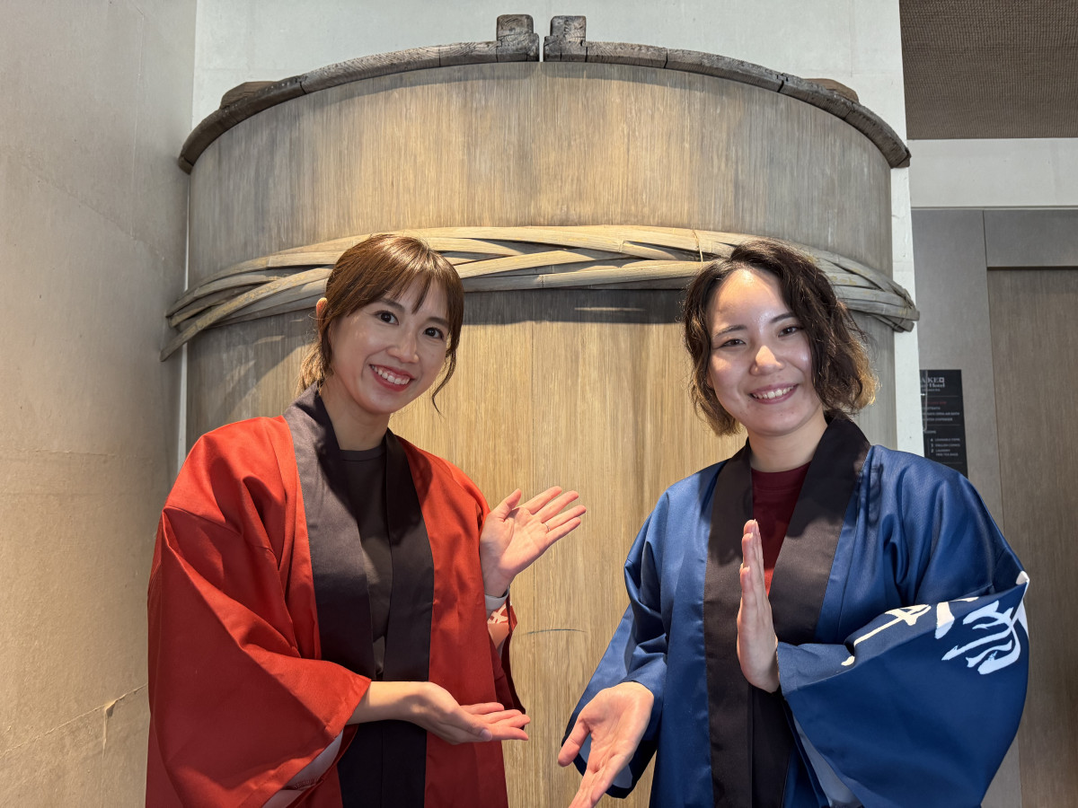 かつて使われていた樽をイメージしたフォトスポットの前でツーショット